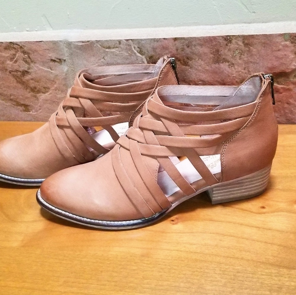 New womans Seychelles cutout Leather ankle boots 6